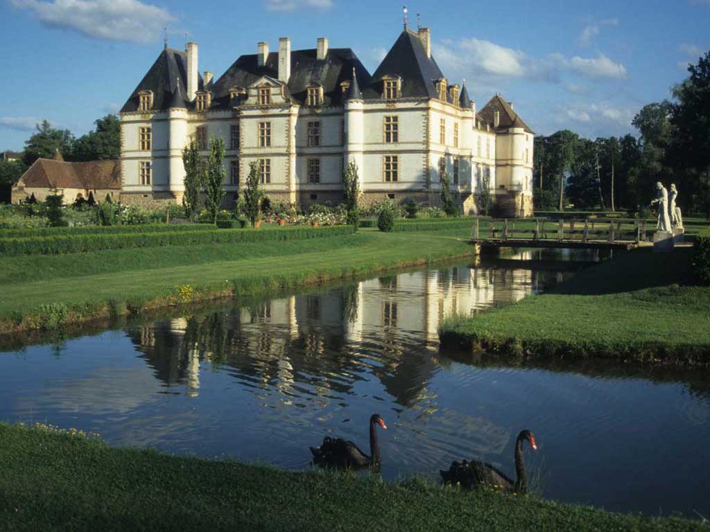 Vue depuis les jardins avec étang sur le Château de Cormatin