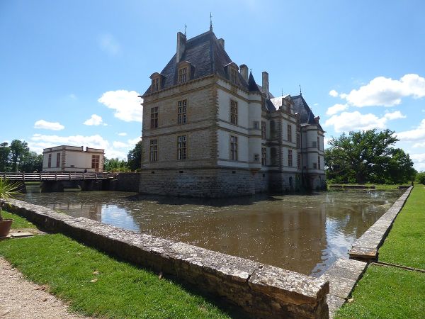 Château de Cormatin en Bourgogne vue depuis les bassins