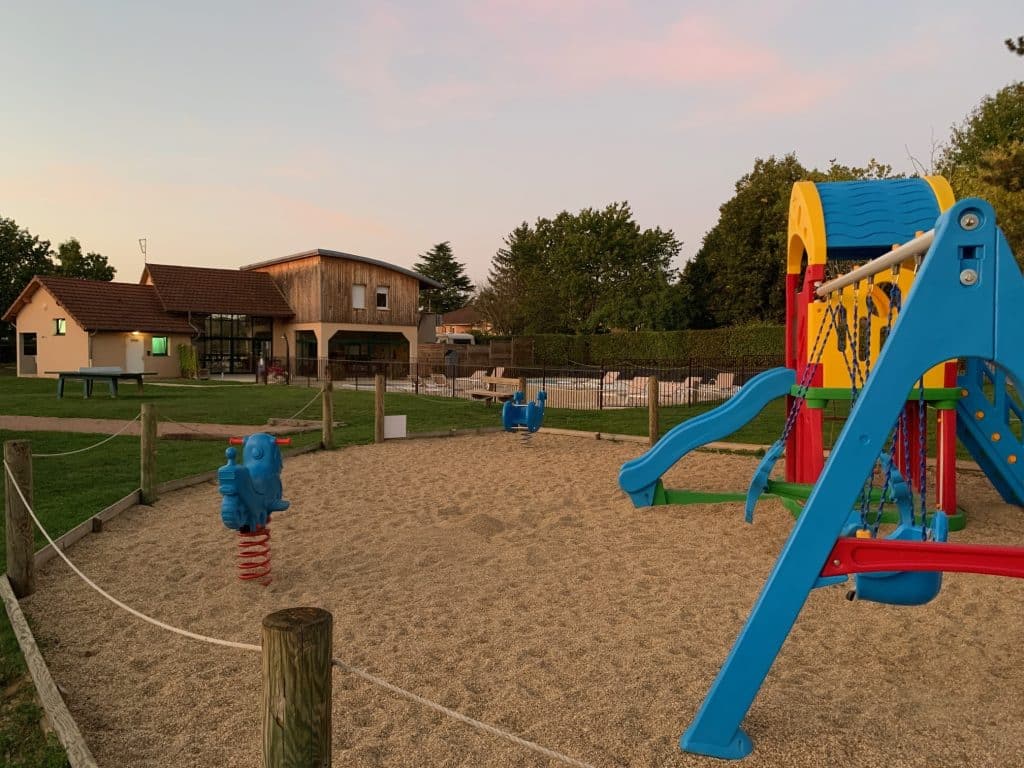 terrain de jeux pour enfants dans le camping Hameau des Champs à Cluny